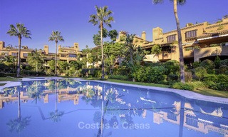 Charmant klasse appartement te koop in een stijlvolle urbanisatie, strandzijde tussen Marbella en Estepona 13926 