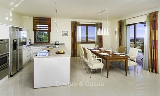 Te koop: klassieke villa met panoramisch zeezicht en gastenverblijf, in een wereldklasse golfresort te Benahavis - Marbella 14155 
