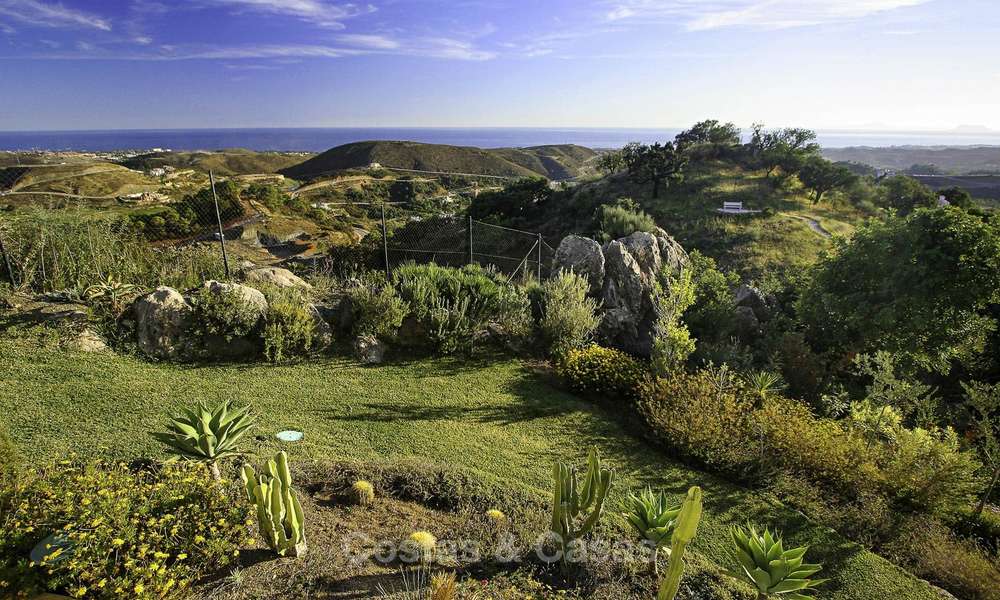 Te koop: klassieke villa met panoramisch zeezicht en gastenverblijf, in een wereldklasse golfresort te Benahavis - Marbella 14159