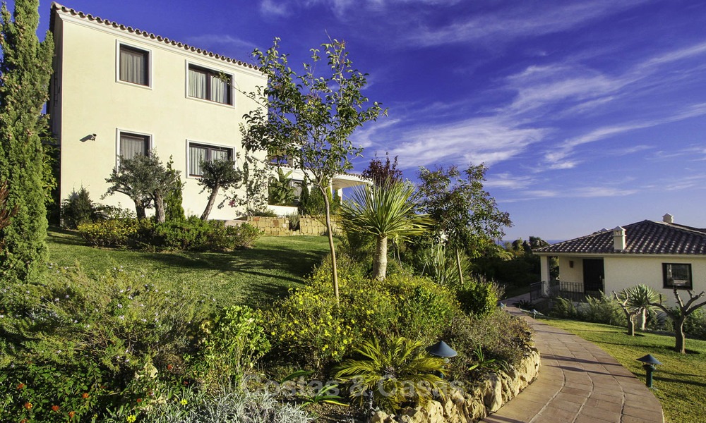 Te koop: klassieke villa met panoramisch zeezicht en gastenverblijf, in een wereldklasse golfresort te Benahavis - Marbella 14163