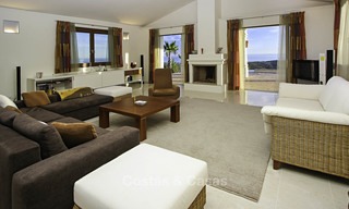 Te koop: klassieke villa met panoramisch zeezicht en gastenverblijf, in een wereldklasse golfresort te Benahavis - Marbella 14166 