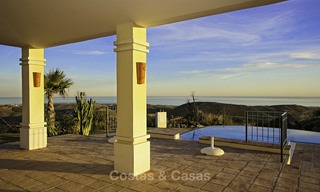 Te koop: klassieke villa met panoramisch zeezicht en gastenverblijf, in een wereldklasse golfresort te Benahavis - Marbella 14174 