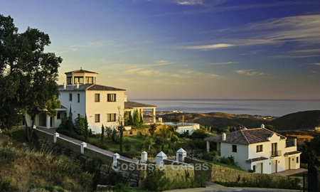 Te koop: klassieke villa met panoramisch zeezicht en gastenverblijf, in een wereldklasse golfresort te Benahavis - Marbella 14178