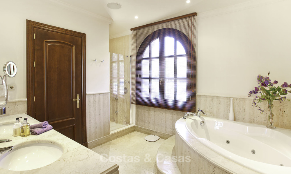 Fraaie gerenoveerde luxe villa in rustieke stijl te koop binnen het exclusieve La Zagaleta Golfresort, Benahavis - Marbella 23260