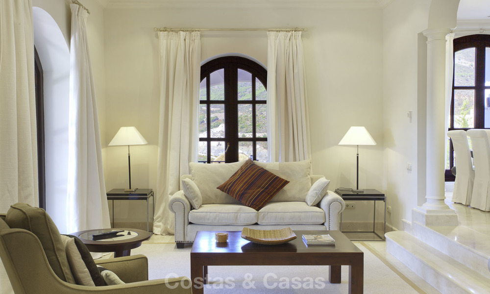 Fraaie gerenoveerde luxe villa in rustieke stijl te koop binnen het exclusieve La Zagaleta Golfresort, Benahavis - Marbella 23262