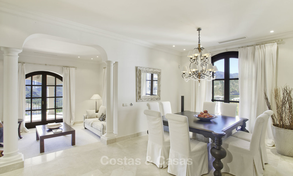 Fraaie gerenoveerde luxe villa in rustieke stijl te koop binnen het exclusieve La Zagaleta Golfresort, Benahavis - Marbella 23264