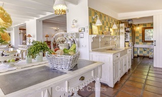 Charmante, zeer ruime villa in Mediterrane stijl te koop, op loopafstand van het strand, Oost Marbella 14470 