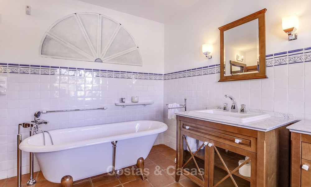 Charmante, zeer ruime villa in Mediterrane stijl te koop, op loopafstand van het strand, Oost Marbella 14473