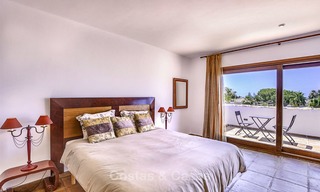 Charmante, zeer ruime villa in Mediterrane stijl te koop, op loopafstand van het strand, Oost Marbella 14475 