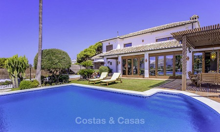Charmante, zeer ruime villa in Mediterrane stijl te koop, op loopafstand van het strand, Oost Marbella 14482