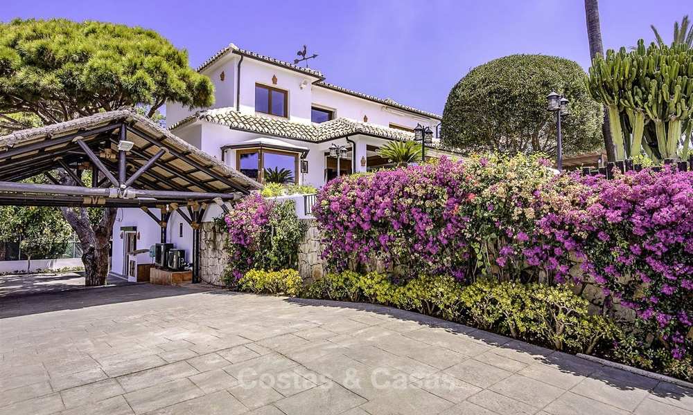 Charmante, zeer ruime villa in Mediterrane stijl te koop, op loopafstand van het strand, Oost Marbella 14492