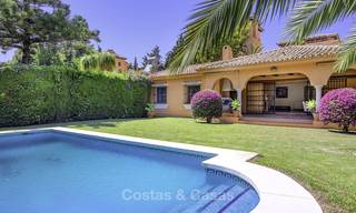 Gezellige klassiek-mediterrane villa in een prestigieuze woonwijk te koop, op loopafstand van het strand, tussen Estepona en Marbella. 14427 