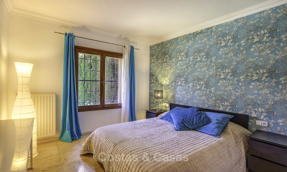 Gezellige klassiek-mediterrane villa in een prestigieuze woonwijk te koop, op loopafstand van het strand, tussen Estepona en Marbella. 14429