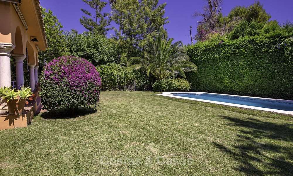 Gezellige klassiek-mediterrane villa in een prestigieuze woonwijk te koop, op loopafstand van het strand, tussen Estepona en Marbella. 14436