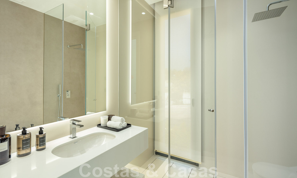 Luxe villa aan het strand te koop op de Golden Mile, Marbella, op wandelafstand van het strand en Puerto Banus 801475