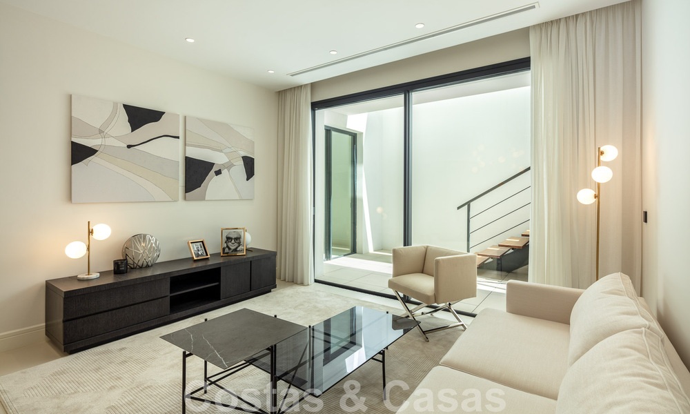 Luxe villa aan het strand te koop op de Golden Mile, Marbella, op wandelafstand van het strand en Puerto Banus 801477