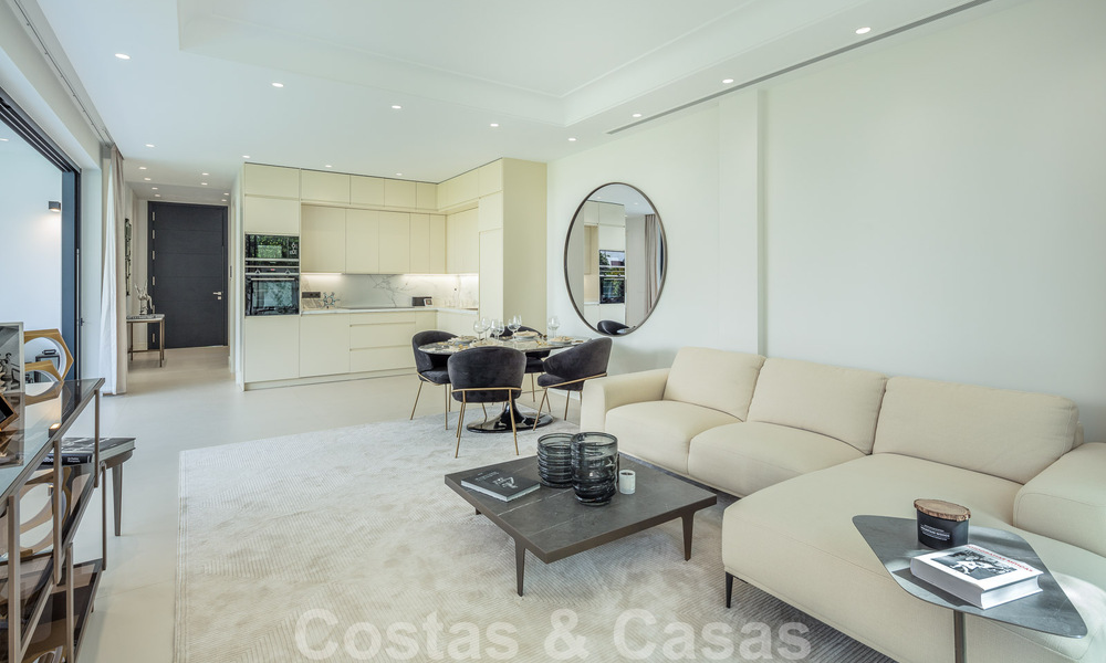Luxe villa aan het strand te koop op de Golden Mile, Marbella, op wandelafstand van het strand en Puerto Banus 801484