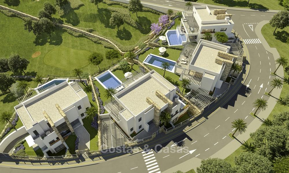 Nieuwe moderne luxe villa's met prachtig zeezicht te koop, direct aan de golfbaan in Oost Marbella. Instapklaar. 17402
