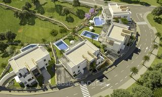Nieuwe moderne luxe villa's met prachtig zeezicht te koop, direct aan de golfbaan in Oost Marbella. Instapklaar. 17402 