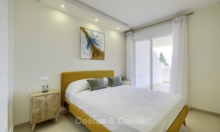 Volledig gerenoveerd appartement met panoramisch zeezicht te koop, direct aan het strand, Mijas Costa 14647 