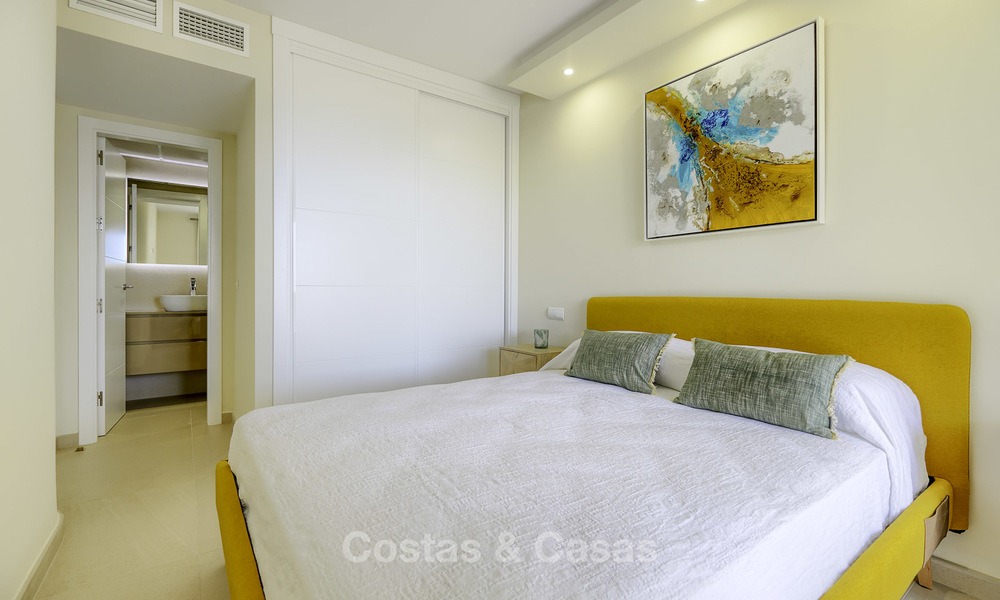 Volledig gerenoveerd appartement met panoramisch zeezicht te koop, direct aan het strand, Mijas Costa 14648