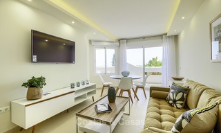 Volledig gerenoveerd appartement met panoramisch zeezicht te koop, direct aan het strand, Mijas Costa 14657 