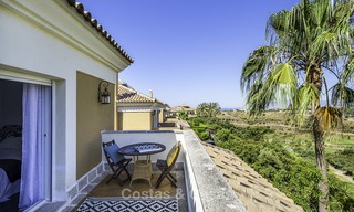 Recentelijk gerenoveerde half vrijstaande woning met spectaculaire uitzichten te koop, eerstelijnsgolf te Oost Marbella 14689 