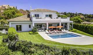 Elegante en zeer ruime modern-klassieke villa te koop, direct aan de golfbaan in Elviria, Oost-Marbella 14882 
