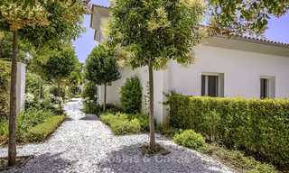 Elegante en zeer ruime modern-klassieke villa te koop, direct aan de golfbaan in Elviria, Oost-Marbella 14898 