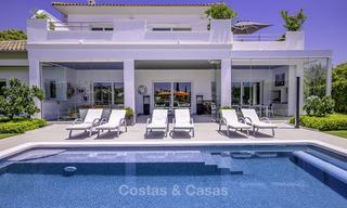 Elegante en zeer ruime modern-klassieke villa te koop, direct aan de golfbaan in Elviria, Oost-Marbella 14901 