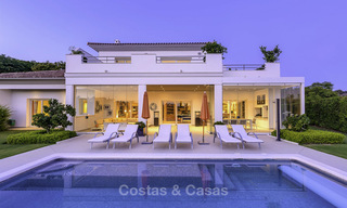 Elegante en zeer ruime modern-klassieke villa te koop, direct aan de golfbaan in Elviria, Oost-Marbella 14903 
