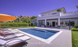 Elegante en zeer ruime modern-klassieke villa te koop, direct aan de golfbaan in Elviria, Oost-Marbella 14906 