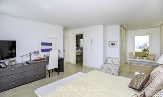 Ruim penthouse appartement met prachtig zeezicht te koop, in een luxe complex in de Golfvallei van Nueva Andalucia, Marbella 17451 