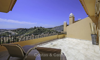 Ruim penthouse appartement met prachtig zeezicht te koop, in een luxe complex in de Golfvallei van Nueva Andalucia, Marbella 17453 