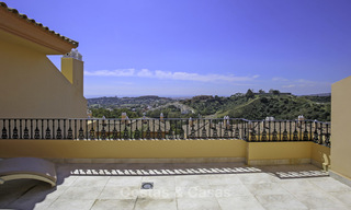 Ruim penthouse appartement met prachtig zeezicht te koop, in een luxe complex in de Golfvallei van Nueva Andalucia, Marbella 17454 