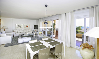 Ruim penthouse appartement met prachtig zeezicht te koop, in een luxe complex in de Golfvallei van Nueva Andalucia, Marbella 17465 