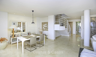 Ruim penthouse appartement met prachtig zeezicht te koop, in een luxe complex in de Golfvallei van Nueva Andalucia, Marbella 17466 