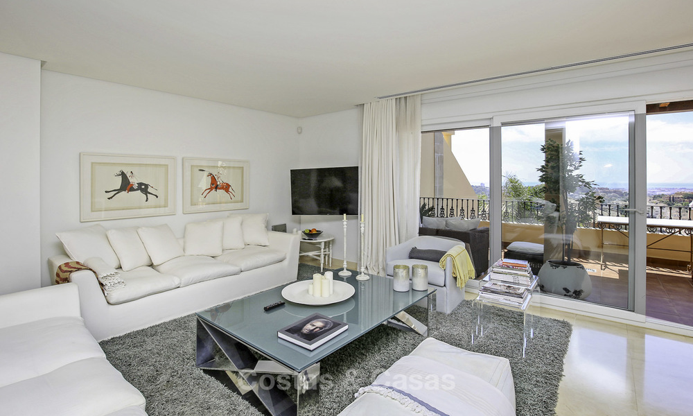 Ruim penthouse appartement met prachtig zeezicht te koop, in een luxe complex in de Golfvallei van Nueva Andalucia, Marbella 17467