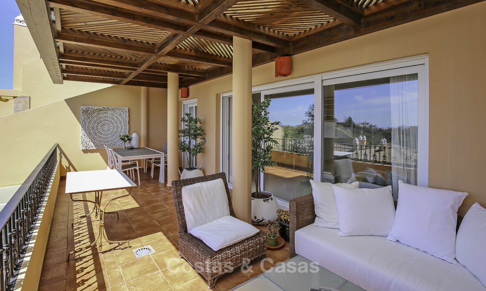 Ruim penthouse appartement met prachtig zeezicht te koop, in een luxe complex in de Golfvallei van Nueva Andalucia, Marbella 17472