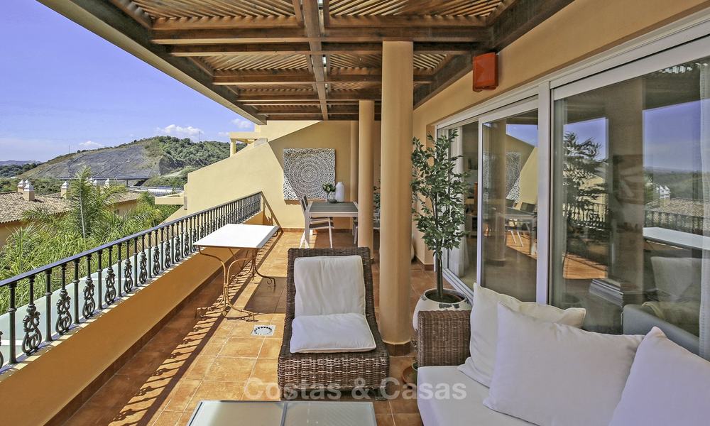 Ruim penthouse appartement met prachtig zeezicht te koop, in een luxe complex in de Golfvallei van Nueva Andalucia, Marbella 17474