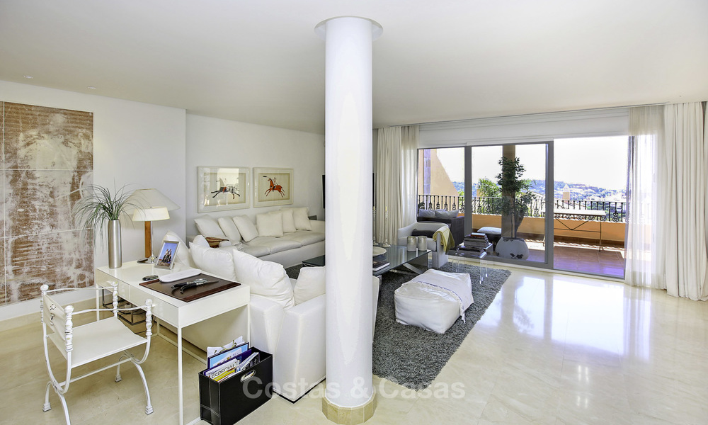 Ruim penthouse appartement met prachtig zeezicht te koop, in een luxe complex in de Golfvallei van Nueva Andalucia, Marbella 17475