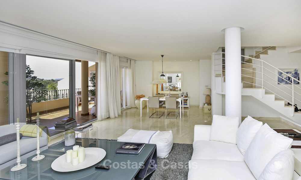 Ruim penthouse appartement met prachtig zeezicht te koop, in een luxe complex in de Golfvallei van Nueva Andalucia, Marbella 17478