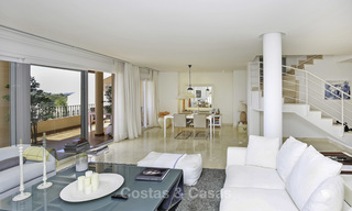 Ruim penthouse appartement met prachtig zeezicht te koop, in een luxe complex in de Golfvallei van Nueva Andalucia, Marbella 17478 