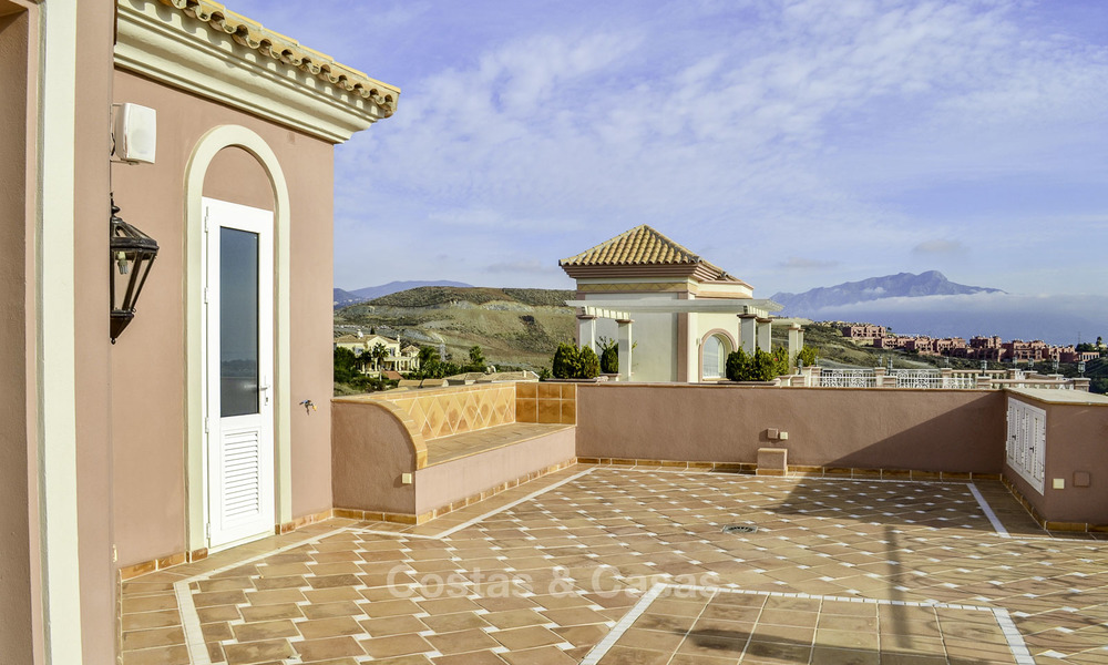 Majestueuze Andalusische luxe villa te koop, op een groot perceel in een exclusief golfresort en met adembenemend zeezicht in Benahavis - Marbella 15004