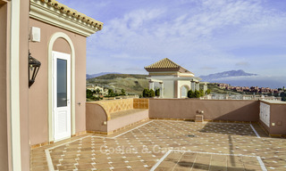 Majestueuze Andalusische luxe villa te koop, op een groot perceel in een exclusief golfresort en met adembenemend zeezicht in Benahavis - Marbella 15004 