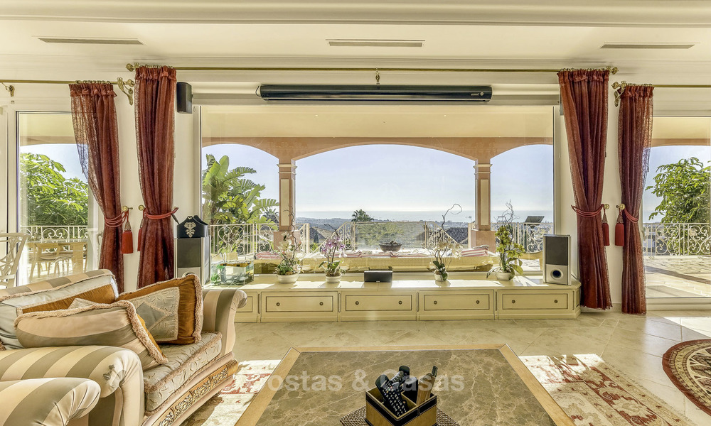 Majestueuze Andalusische luxe villa te koop, op een groot perceel in een exclusief golfresort en met adembenemend zeezicht in Benahavis - Marbella 15008