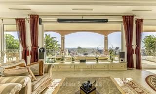Majestueuze Andalusische luxe villa te koop, op een groot perceel in een exclusief golfresort en met adembenemend zeezicht in Benahavis - Marbella 15008 
