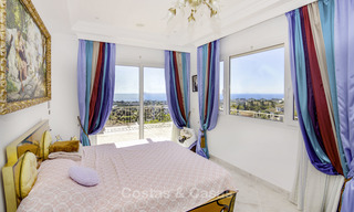 Majestueuze Andalusische luxe villa te koop, op een groot perceel in een exclusief golfresort en met adembenemend zeezicht in Benahavis - Marbella 15012 