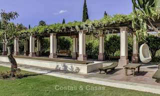Majestueuze Andalusische luxe villa te koop, op een groot perceel in een exclusief golfresort en met adembenemend zeezicht in Benahavis - Marbella 15027 