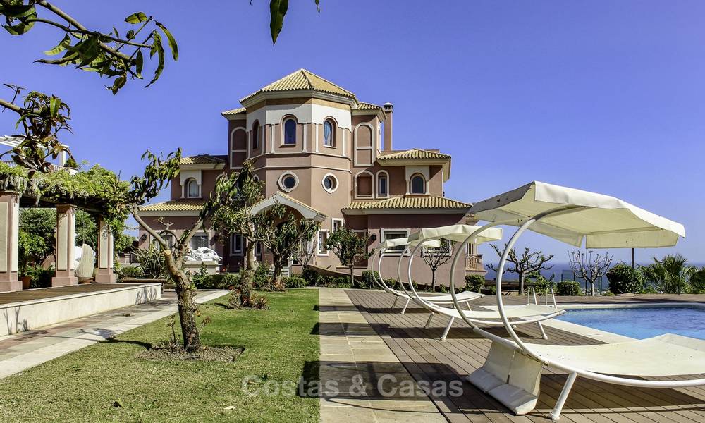Majestueuze Andalusische luxe villa te koop, op een groot perceel in een exclusief golfresort en met adembenemend zeezicht in Benahavis - Marbella 15031
